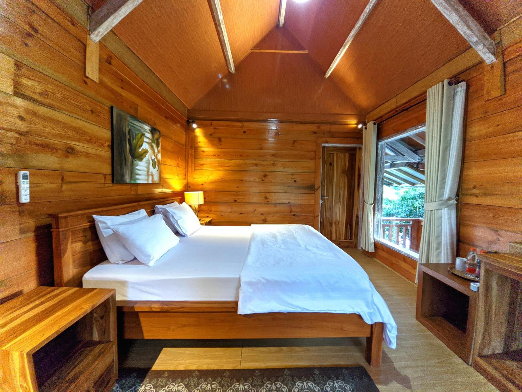 Peraja Bungalows Loyok Sangyang Rum bild